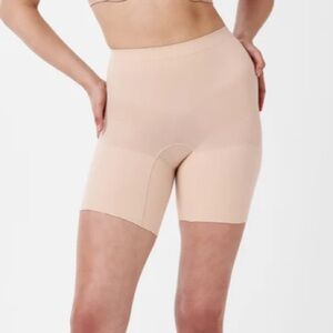 SPANXsculpt™ Seamless Power
Mid-Thigh Short 2744